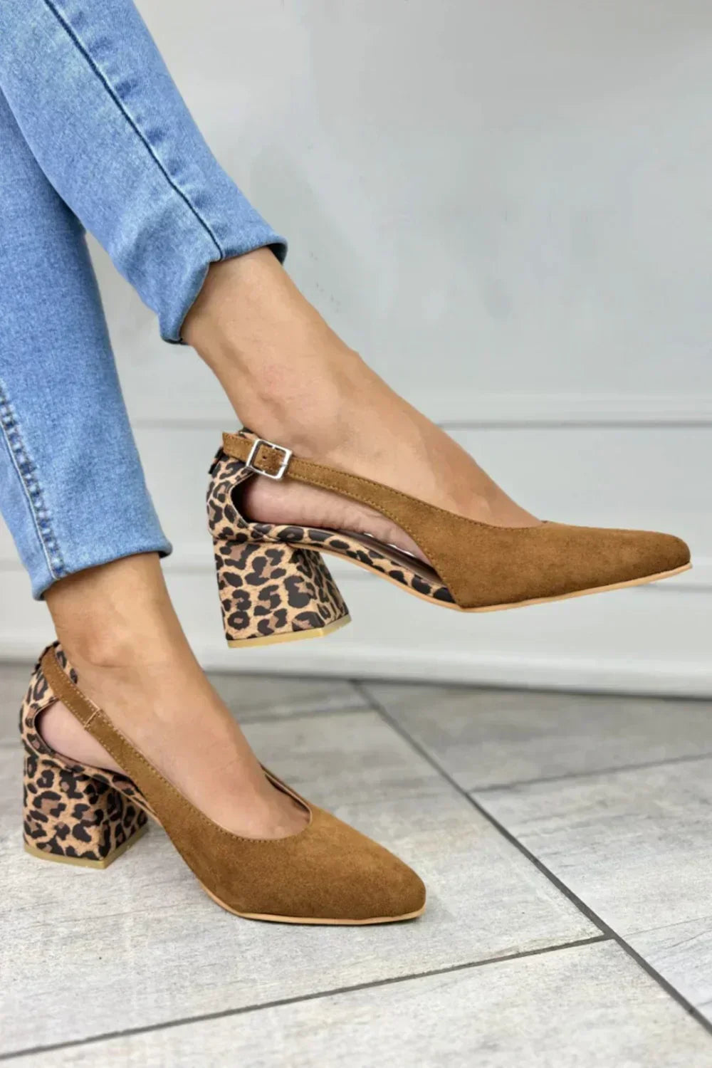 SLINGBACK DÉCOLLETÉ CON TACCO LEOPARDATO
