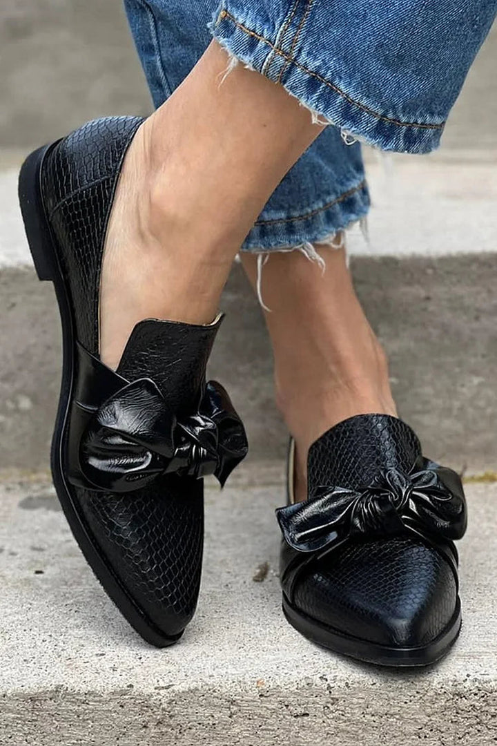 MOCASSINO NERO CON FIOCCO LUCIDO